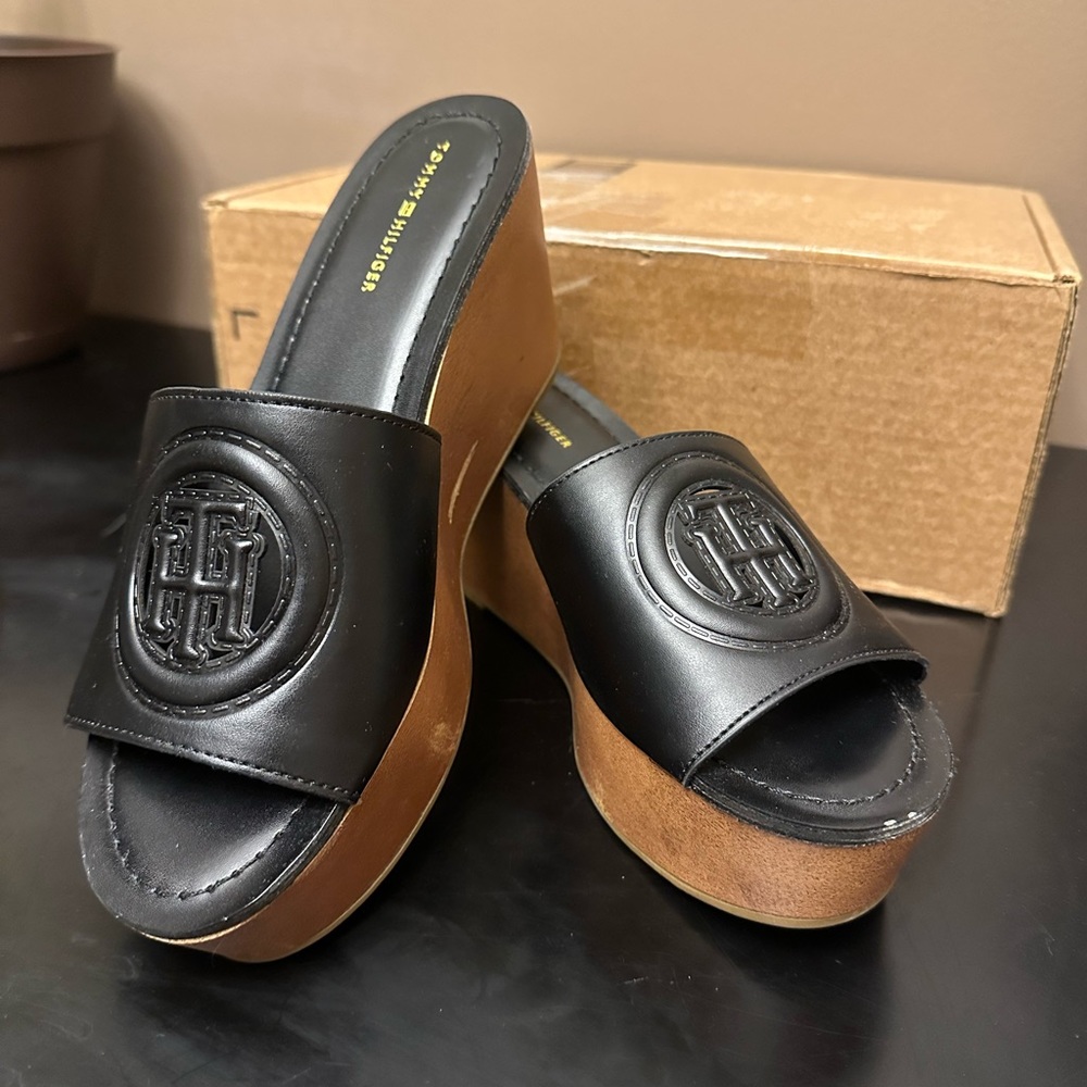 Tommy Hilfiger Women's Wrynn Heeled Sandal Size 7.5